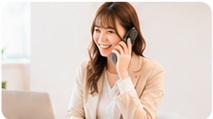 電話対応をする女性スタッフ