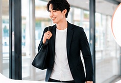 退社するスタッフ