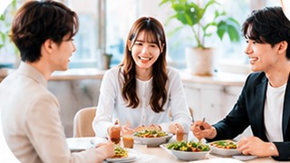 同僚とランチを楽しむスタッフ